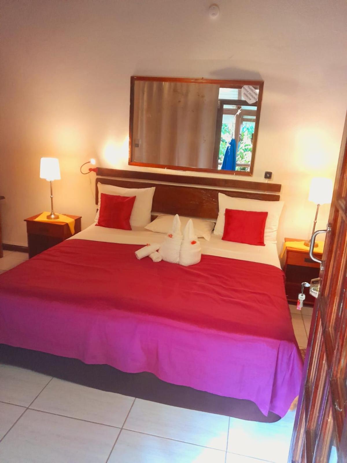 Hibiscus Valley Inn Marigot Exterior foto